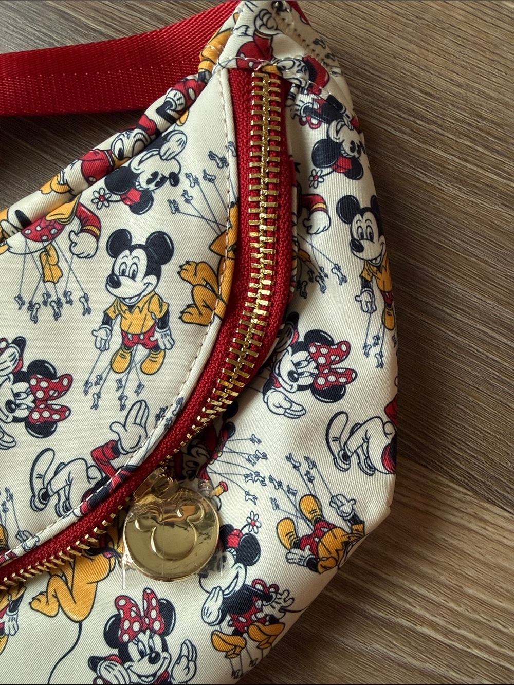 NWOT SCL x DISNEY Macy’s thanksgiving parade mickey and friends belt bag - Picture 3 of 4